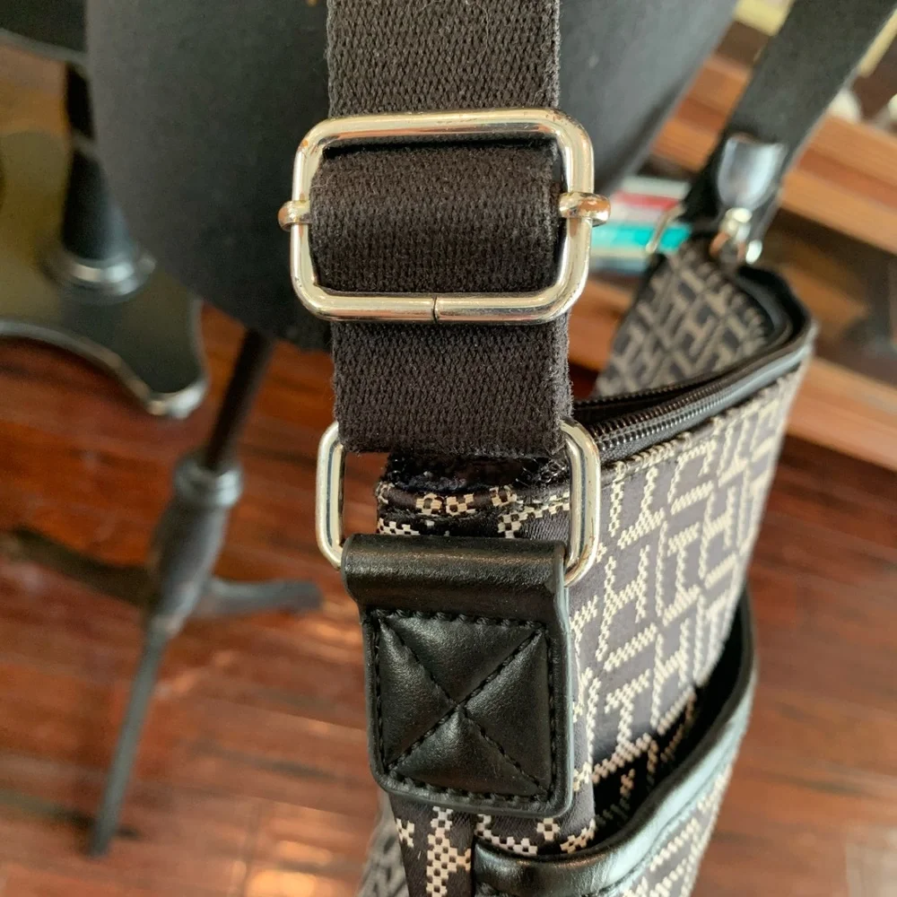Tommy Hilfiger Garden Classics II-Medium Crossbody - Picture 5 of 9